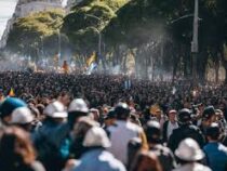 Протестующие против властей Аргентины перекрыли улицу в Буэнос-Айресе