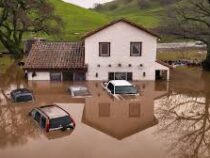 В США борются с последствиями наводнений и шторма
