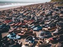 Тысячи ботинок выбросило на пляжи Дании