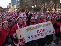 Около 300 Санта-Клаусов вышли на улицы делового района Токио