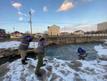 В Бишкеке убирают лед в руслах рек «Ала-Арча» и «Аламедин»