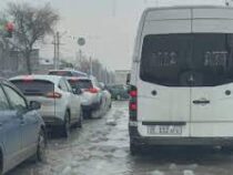 В Бишкеке река Ала-Арча вышла из берегов и затопила некоторые дороги