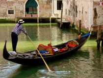 В Венеции туристы не послушали гондольера, и перевернулись вместе с лодкой