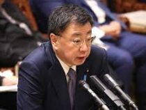 Генсек кабмина Японии ушел в отставку из-за скандала