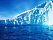 Огромный айсберг дрейфует вдоль Антарктиды