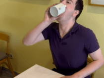 Мужчина способен выпить чашку кофе за рекордно короткое время