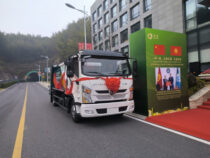 Китайская компания передала Бишкеку два мусоровоза