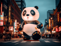 Гигантская надувная панда устроила переполох на дорогах китайского города