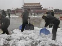 В Пекине для расчистки снега мобилизовали 60 тысяч военных