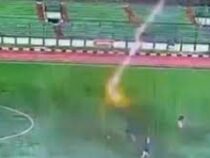 Футболиста убило молнией во время матча в Индонезии