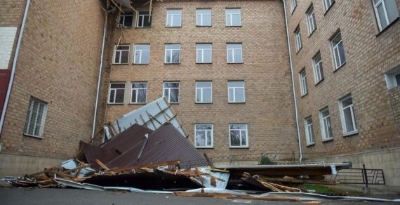 Из-за сильного ветра в Бишкеке пострадали 19 объектов образования