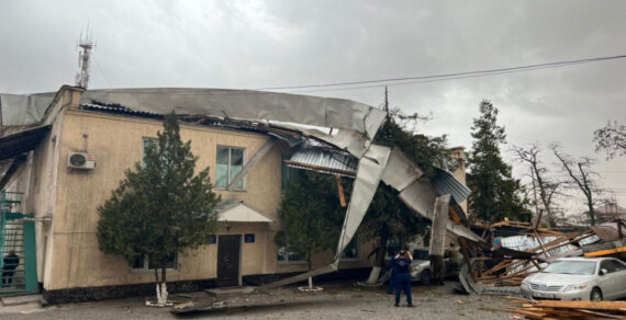В Бишкеке продолжают устранять последствия сильного ветра