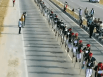 В Индии более 700 человек выстроились в колонну и прошлись на ходулях