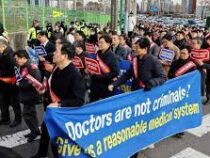 Тысячи врачей временно лишили лицензий в Южной Корее