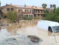 Машины с водителями унесло во время наводнения во Франции