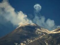 Вулкан Этна чудит  ровными кольцами