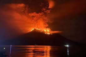 Мощное извержение вулкана Руанг произошло в Индонезии