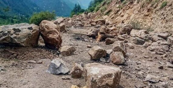 Спуск опасных камней на трассе Бишкек – Нарын – Торугарт будет продолжен