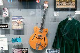 Гитару Джона Леннона выставят на торги