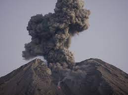 В Индонезии начал извергаться опасный вулкан