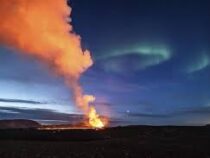 В Исландии на фоне северного сияния начал извергаться вулкан