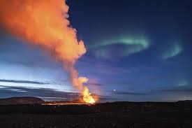 В Исландии на фоне северного сияния начал извергаться вулкан