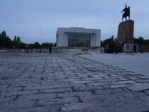 На площади Ала-Тоо в Бишкеке демонтировали флагшток
