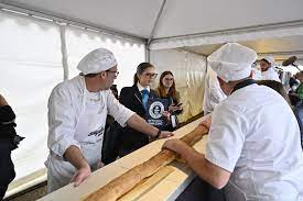 Французские пекари приготовили самый длинный в мире багет