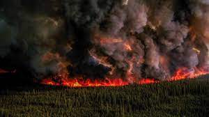 В Канаде  борются с лесными пожарами