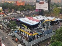 В индийском Мумбаи рухнул гигантский рекламный щит