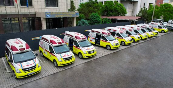 Южная Корея передала МЧС КР машины скорой помощи
