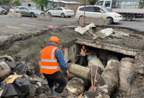 На улице Жукеева-Пудовкина в Бишкеке ремонтируют теплосеть
