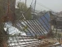 В Нарыне сильный ветер снес крыши домов