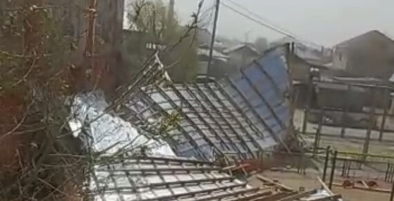 В Нарыне сильный ветер снес крыши домов