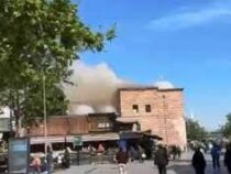 Огонь охватил популярный туристический рынок в центре Стамбула