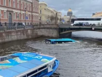 В Санкт-Петербурге автобус с людьми упал в реку и полностью ушел под воду