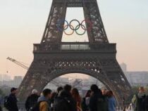 Олимпийские кольца установлены на Эйфелевой башне, за 50 дней до начала Игр