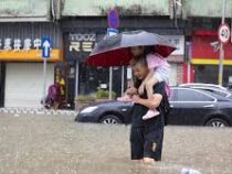 Наводнения и оползни обрушились на юг Китая