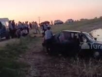 В селе Алтын  близ  Кара-Балты машина упала в пруд. Погибли шестеро детей