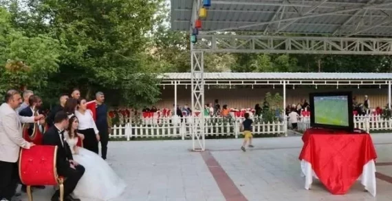 ЕВРО-2024. В Турции молодожёны прервали свадьбу ради матча