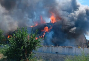 В Токмоке произошел крупный пожар на складе