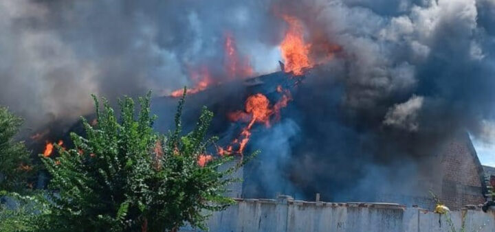 В Токмоке произошел крупный пожар на складе