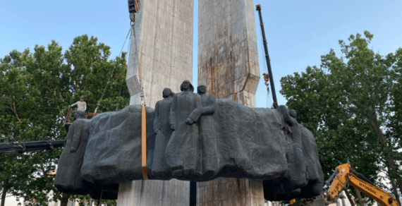 В Бишкеке идет реставрация монумента Дружбы народов