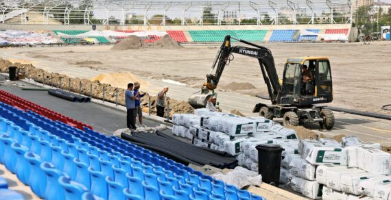 На центральном стадионе Оша завершают строительство гибридного игрового поля