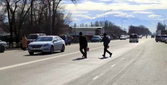 В Бишкеке патрульные взялись за пешеходов